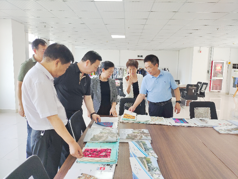 河南省工信廳副廳長(zhǎng)常繼紅，河南省服裝協(xié)會(huì)常務(wù)會(huì)長(zhǎng)袁建龍等多位領(lǐng)導(dǎo)一行蒞臨飛鷺參觀(guān)調(diào)研
